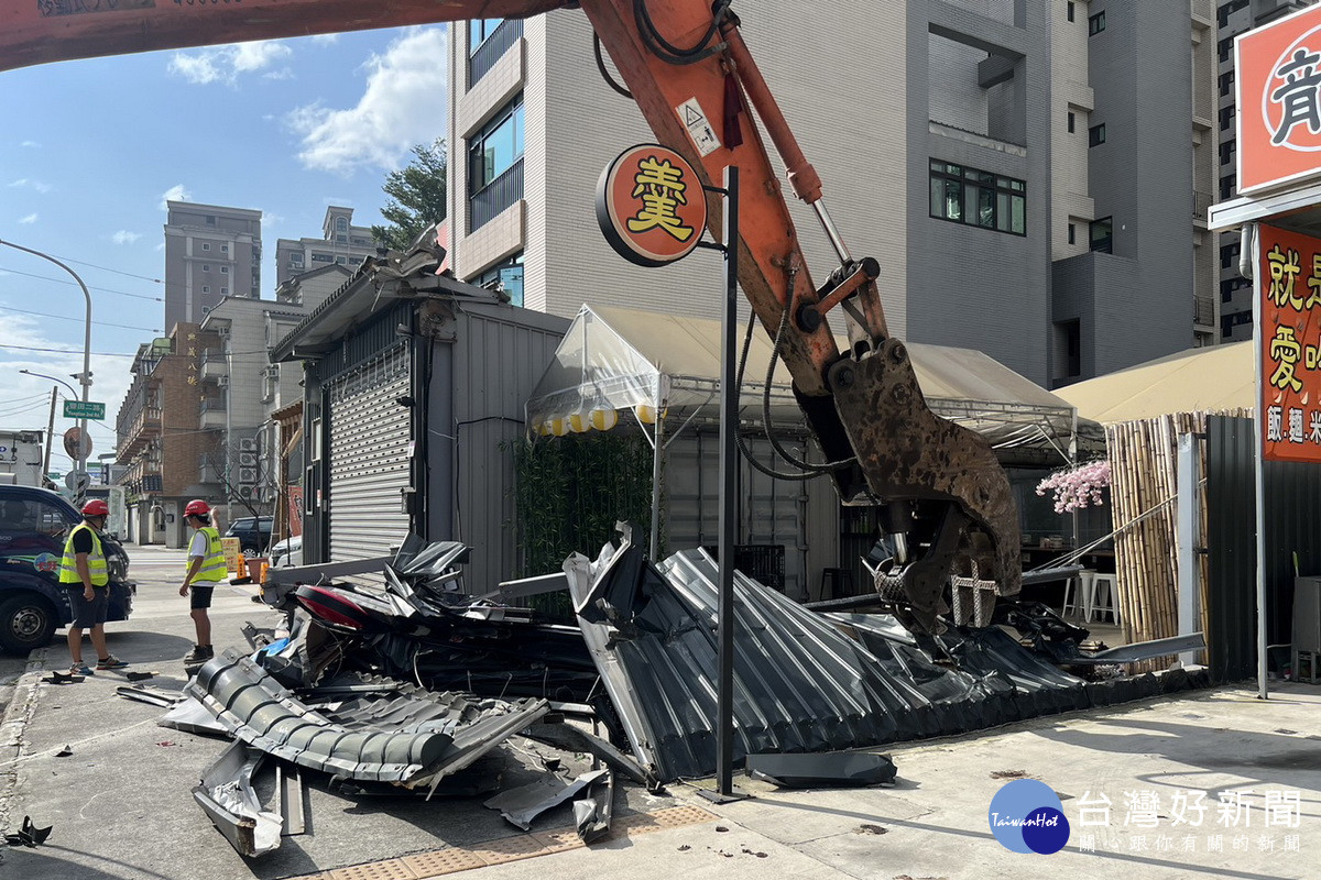 桃園市政府建管處派出怪手強制拆除住宅區擾鄰違規酒吧。<br />
<br />
