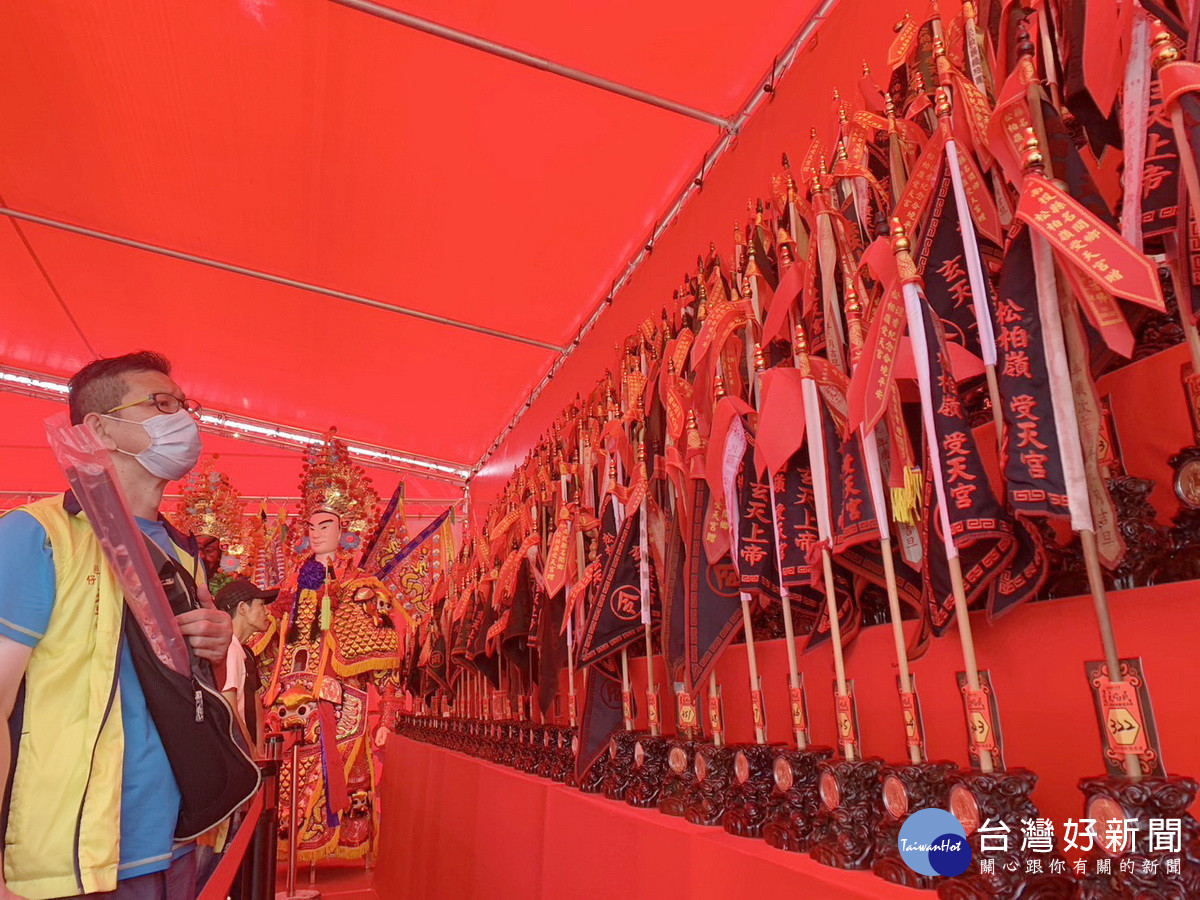 全台五百黑令旗回受天宮謁祖。（記者扶小萍攝）