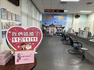 南投市戶政事務所以具有代表性的建物武德殿供新人打卡拍照。（記者扶小萍攝）