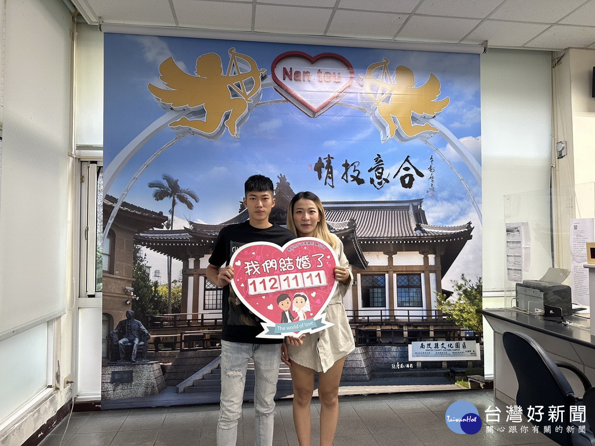 新人辦理結婚登記後留下紀念。（記者扶小萍攝）