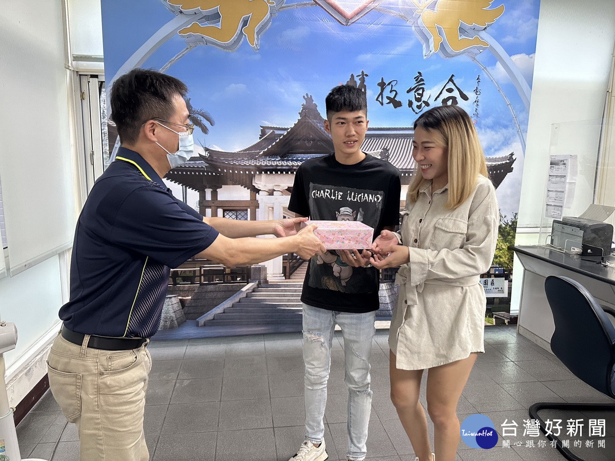 戶政所也贈送一份小禮祝福。（記者扶小萍攝）