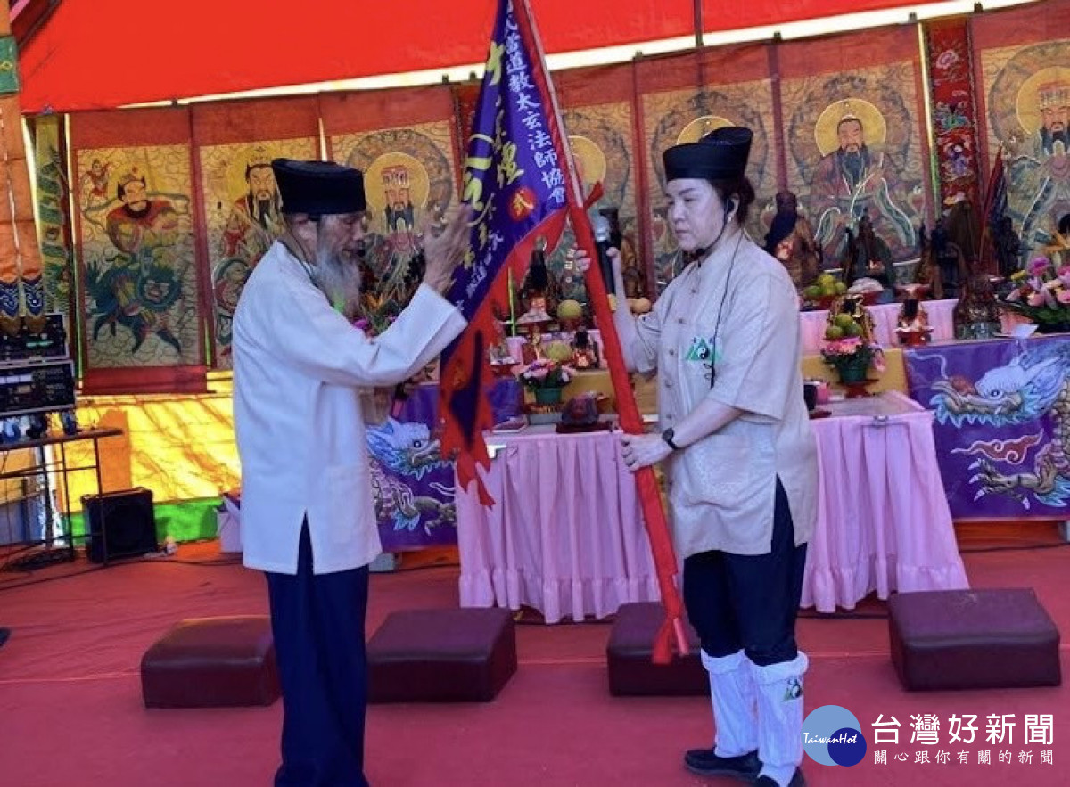 中國武當道教太玄法師協會新舊任主持交接，蕭道賢(左)交棒與蕭晏渝(右)。