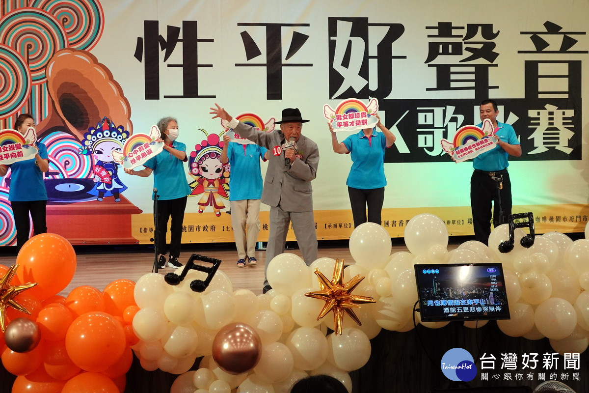 88歲高齡的曾文煌演唱經典歌曲《南都夜曲》勇奪「性平好聲音」K歌比賽第一名。