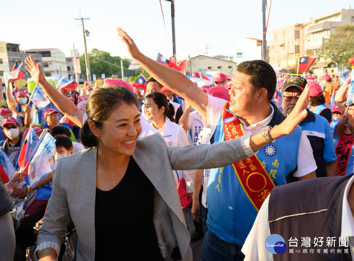 許淑華陪同游顥進場受到鄉親歡呼。（游顥服務處提供）