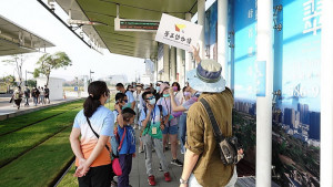 ▲高雄勞博館人員帶領民眾發掘輕軌百年的產業與勞動故事。