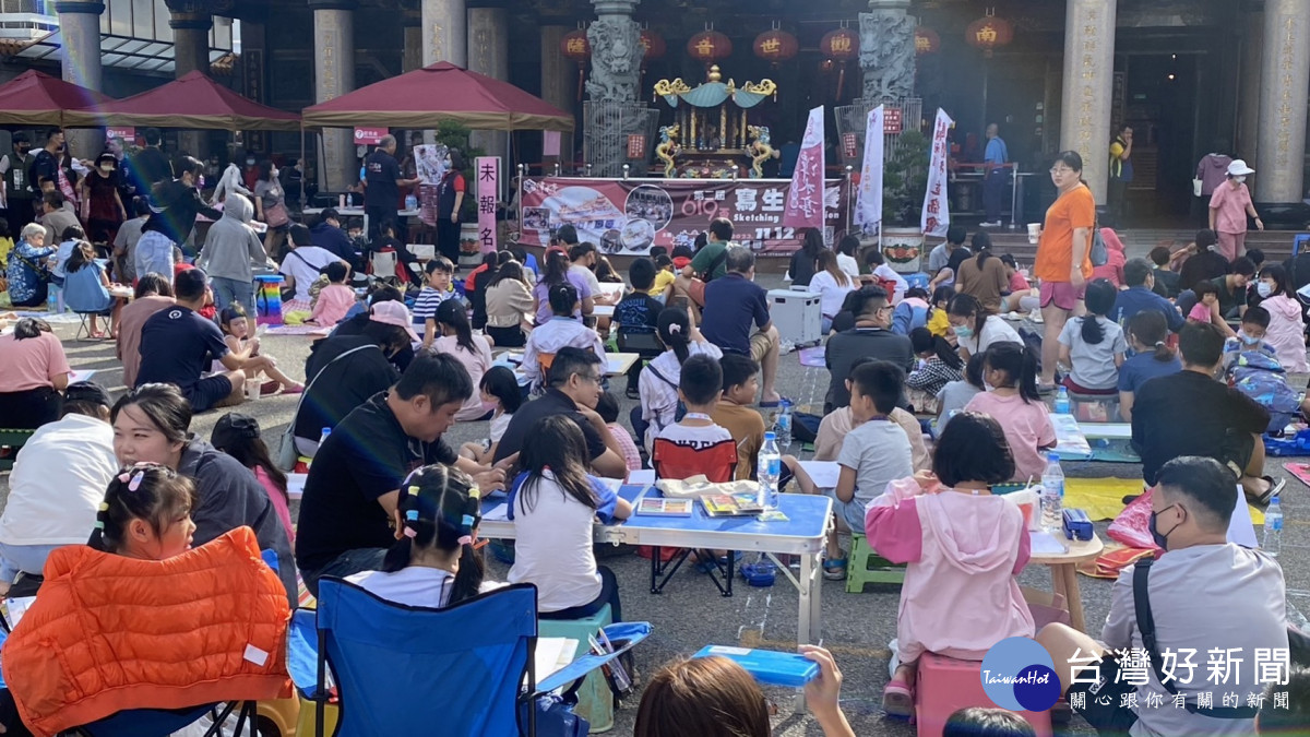 潭水亭觀音媽廟舉辦第二屆619盃寫生比賽，吸引500多人報名，加上親友團助陣，廟前廣場氣氛熱鬧。
