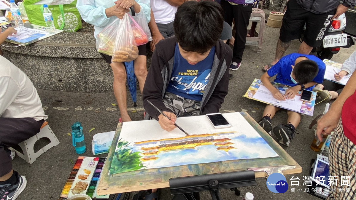 寫生比賽畫材形式不拘，粉蠟筆、水墨、彩色筆、水彩、素描等均可。