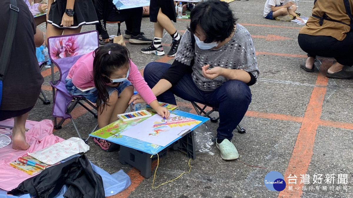 許多家庭出動親友團陪同後援畫具或一同野餐。