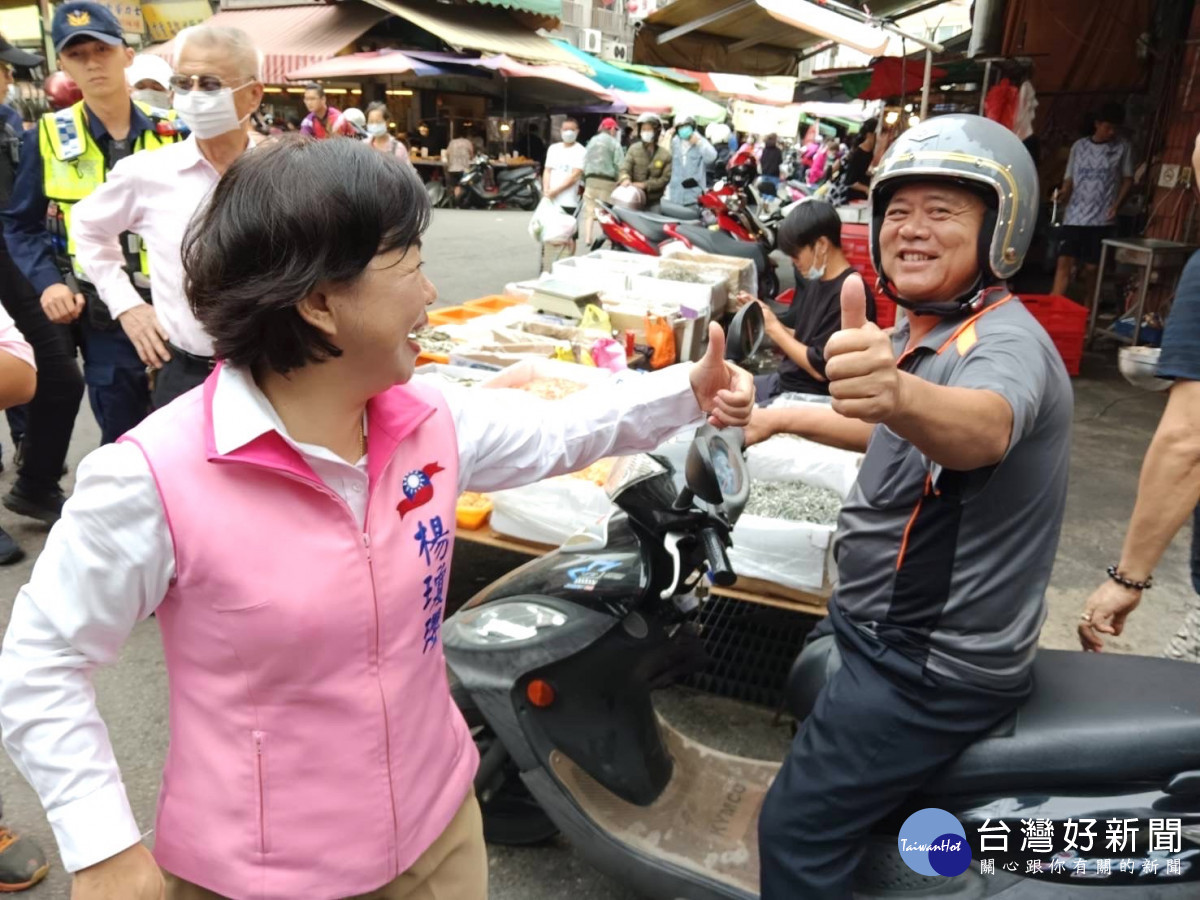 立委楊瓊瓔與競選團隊深入大雅市場掃街拜票。