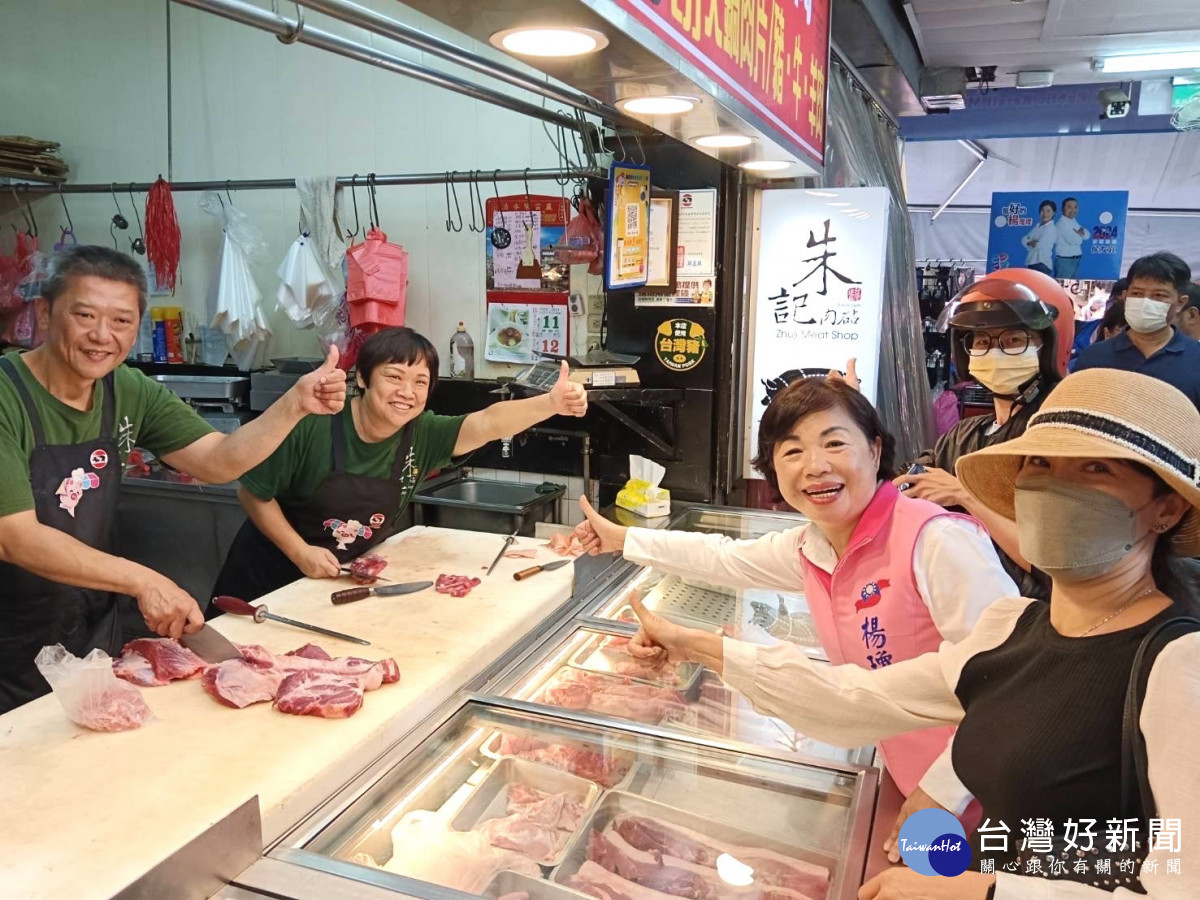 立委楊瓊瓔與競選團隊深入大雅市場掃街拜票。