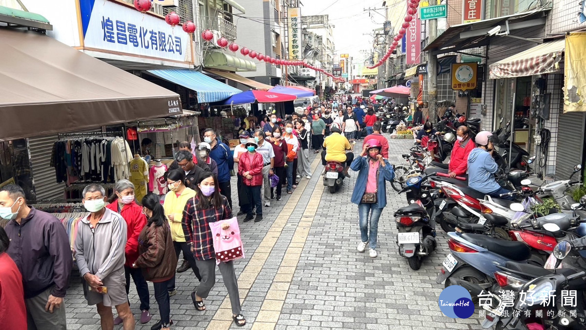 民眾排隊領取水果月曆，人潮從永興宮外溢到大雅市場街道。