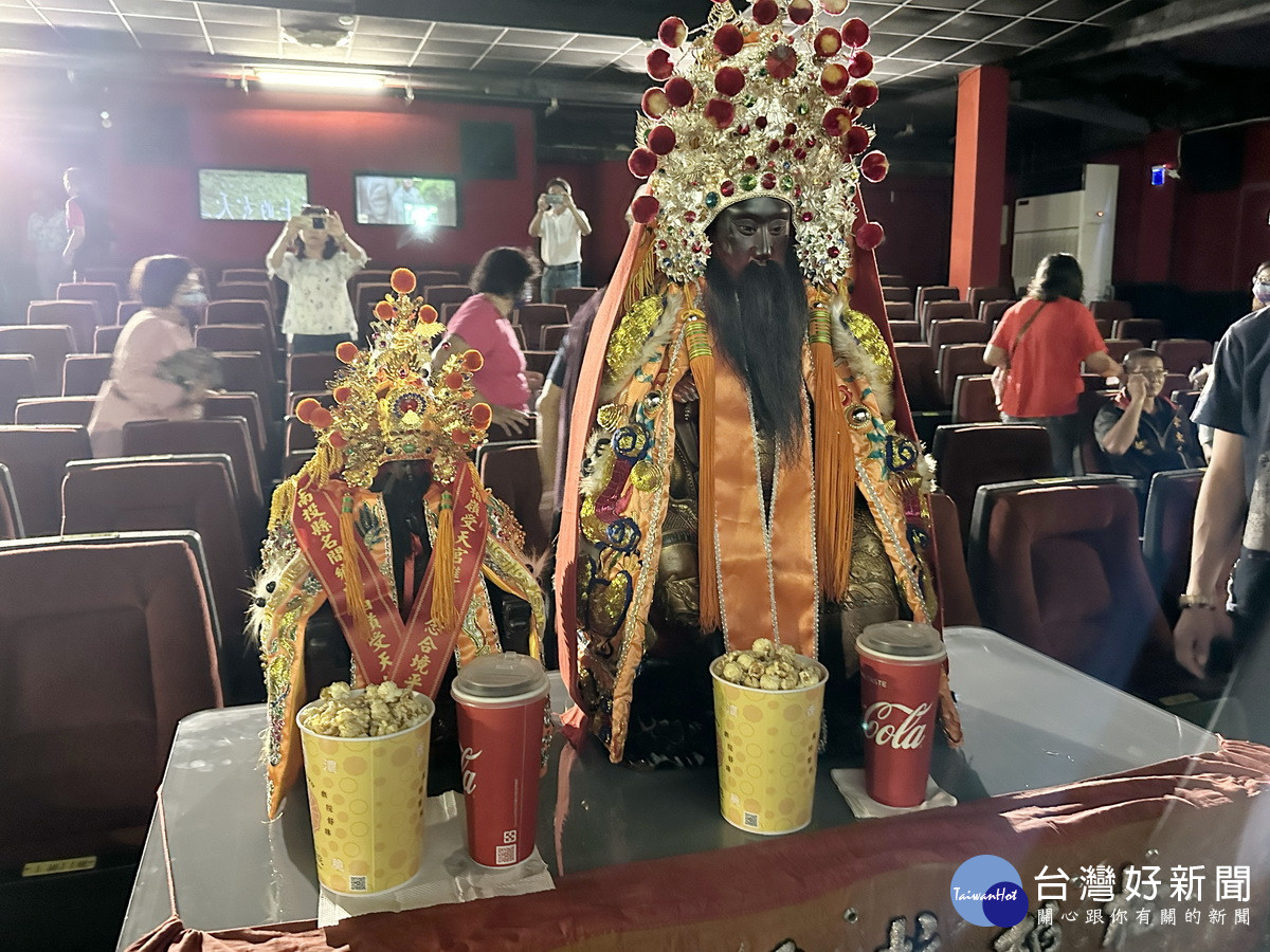 兩位玄天上帝神尊與觀眾一定欣賞電影還備了爆米花飲料。(記者扶小萍攝)