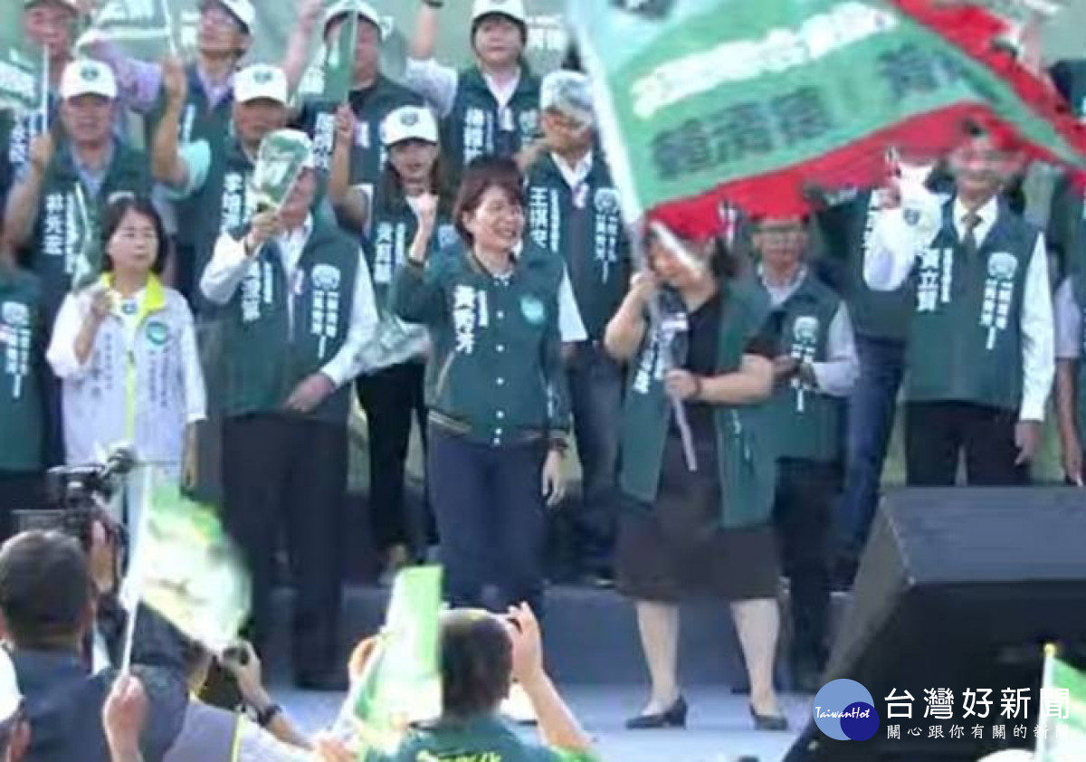黃秀芳登台首先為競總及各後援會授戰旗。圖／記者鄧富珍翻攝