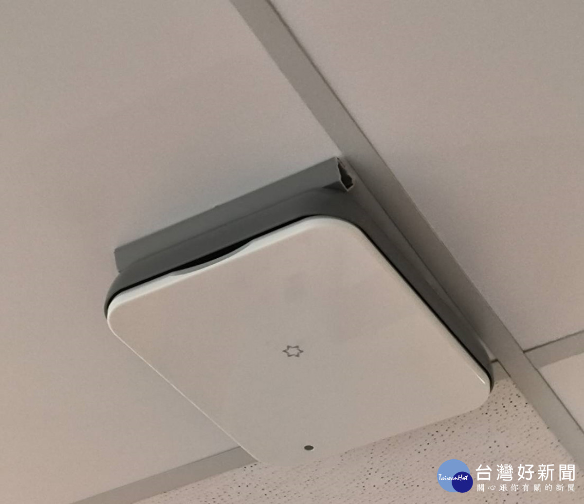 非接觸式生理監測系統安裝於天花板，免穿戴、高隱私的設計，讓長者更容易接受並持續使用。