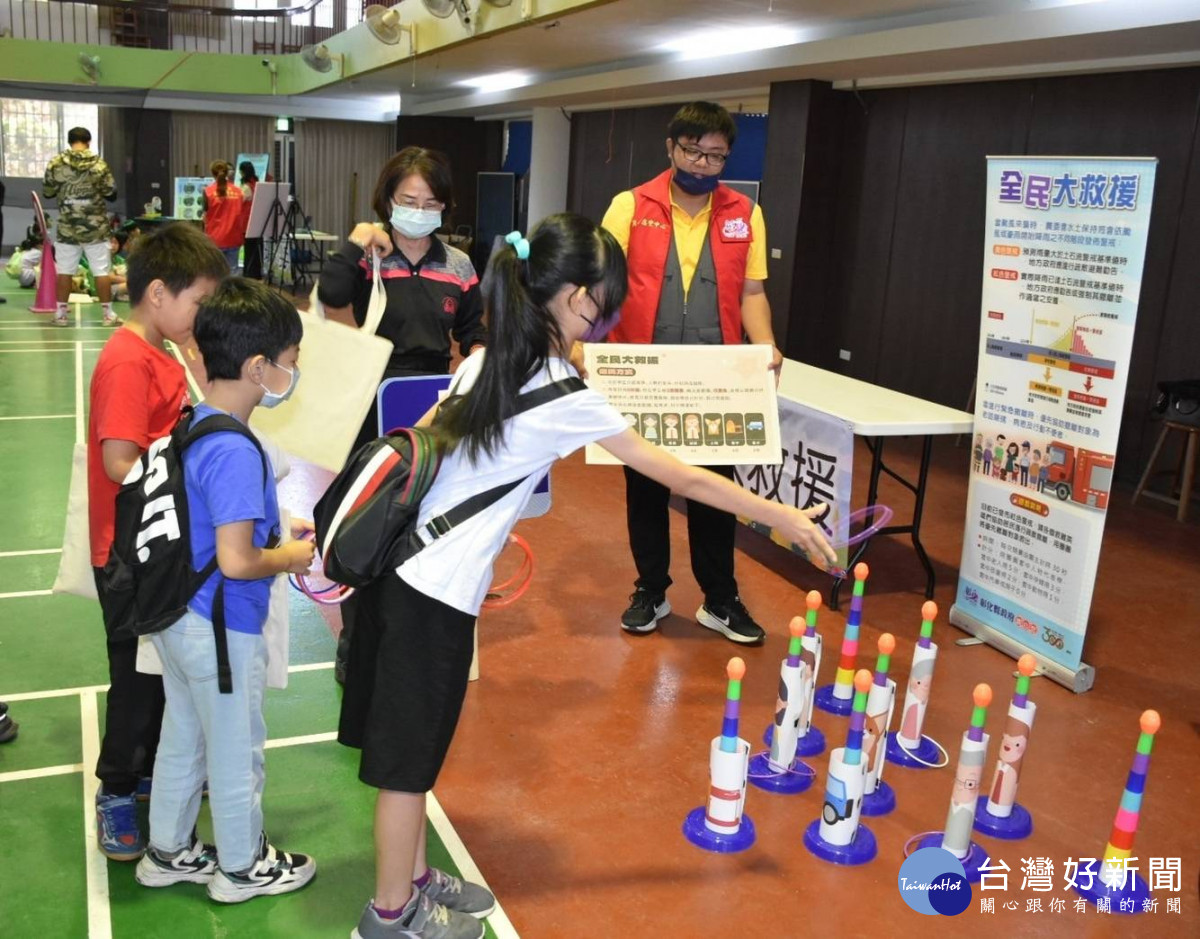 學童化身「防災小勇士」體驗闖關震盪教育。圖／記者鄧富珍翻攝