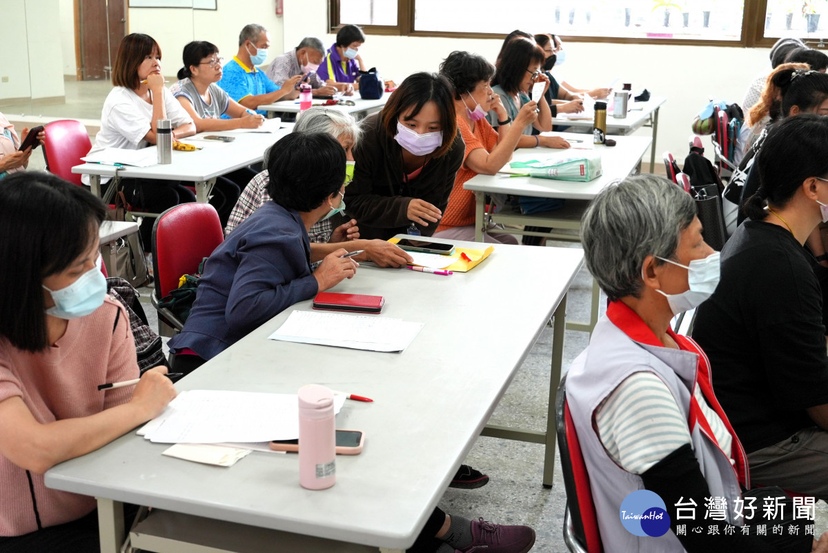 元智大學寰宇英悅展齡至會稽里與里民進行英語課程