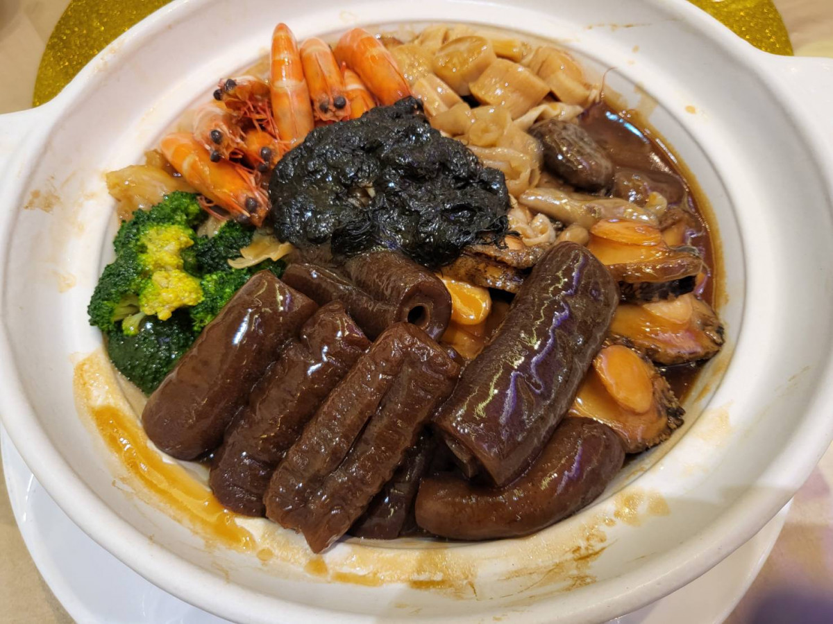 集結了鮑魚、花菇、花膠、烏參等多項頂級食材的台南阿舍鍋。