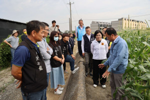 小犬颱風作物損害勘查鑑定疑議，造成農民恐慌，縣長張麗善今(14)日邀集農業部臺南區農業改良場朴子分場長游添榮到土庫食用玉米田區，指導勘查人員認定標準／林詩涵翻攝