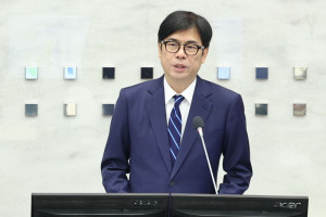 ▲議會報告明年度高市總預算編製，陳其邁說，以財政穩健為原則，續推各項市政建設。
