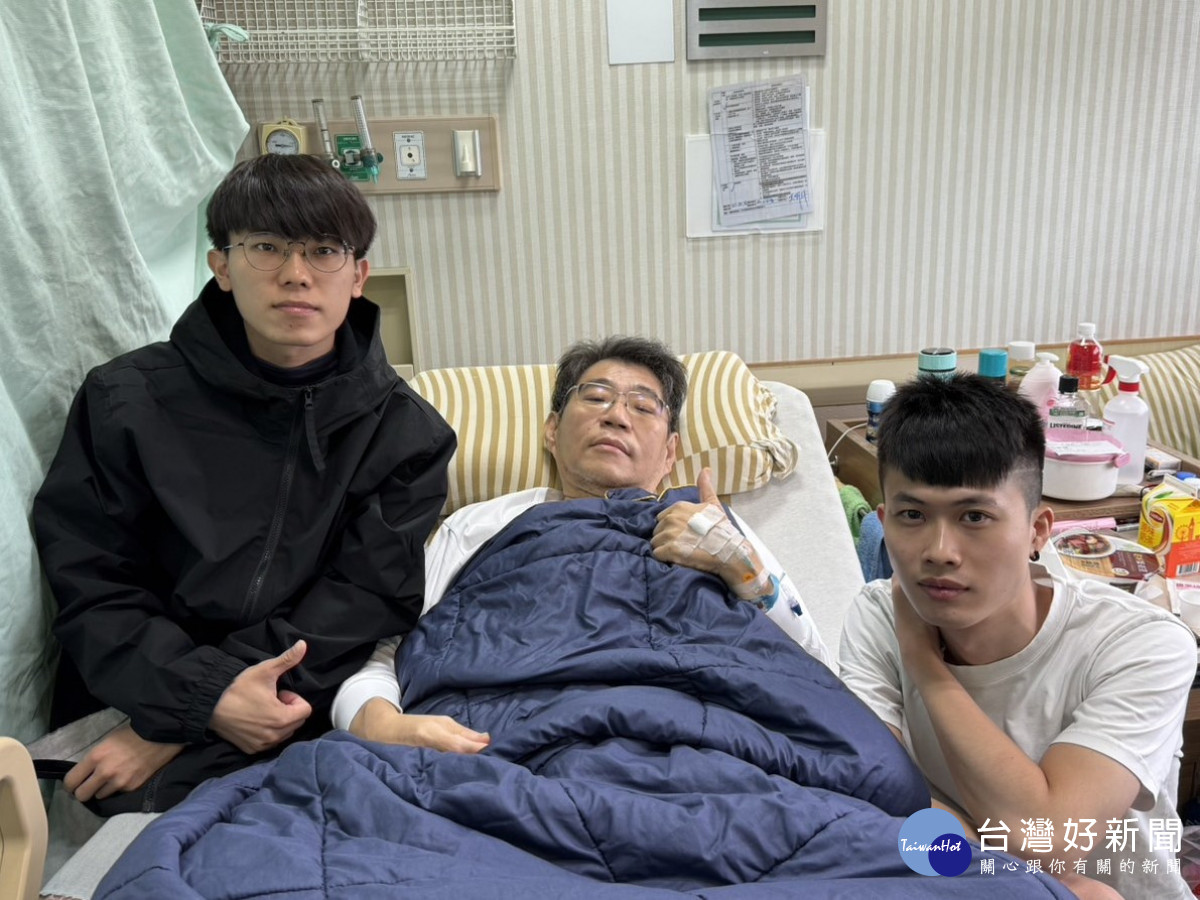 中原大學醫工系學生主動照顧生病老師,蔚為佳話。(圖左起許家瑋、王明誠、李東錦)