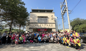 公教退休人員協會辦理秋季樂活健行。（記者扶小萍攝）