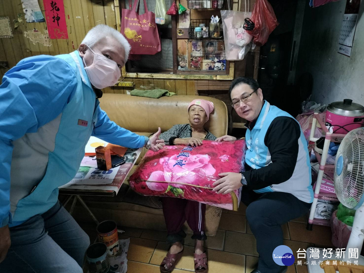 關懷獨居遺眷陳奶奶(右二)鞠宗顯處長(右一)致贈棉被、毛帽等物資。