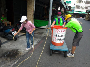 ▲里長及環保志工自製洗衣粉水噴灑桶。