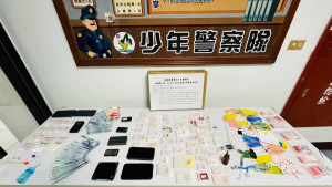 警方前往賴嫌住家等多處搜索，查扣海洛因、大麻、安非他命、K他命、疑似毒品粉末、疑似毒品藥丸等各式毒品／警方提供