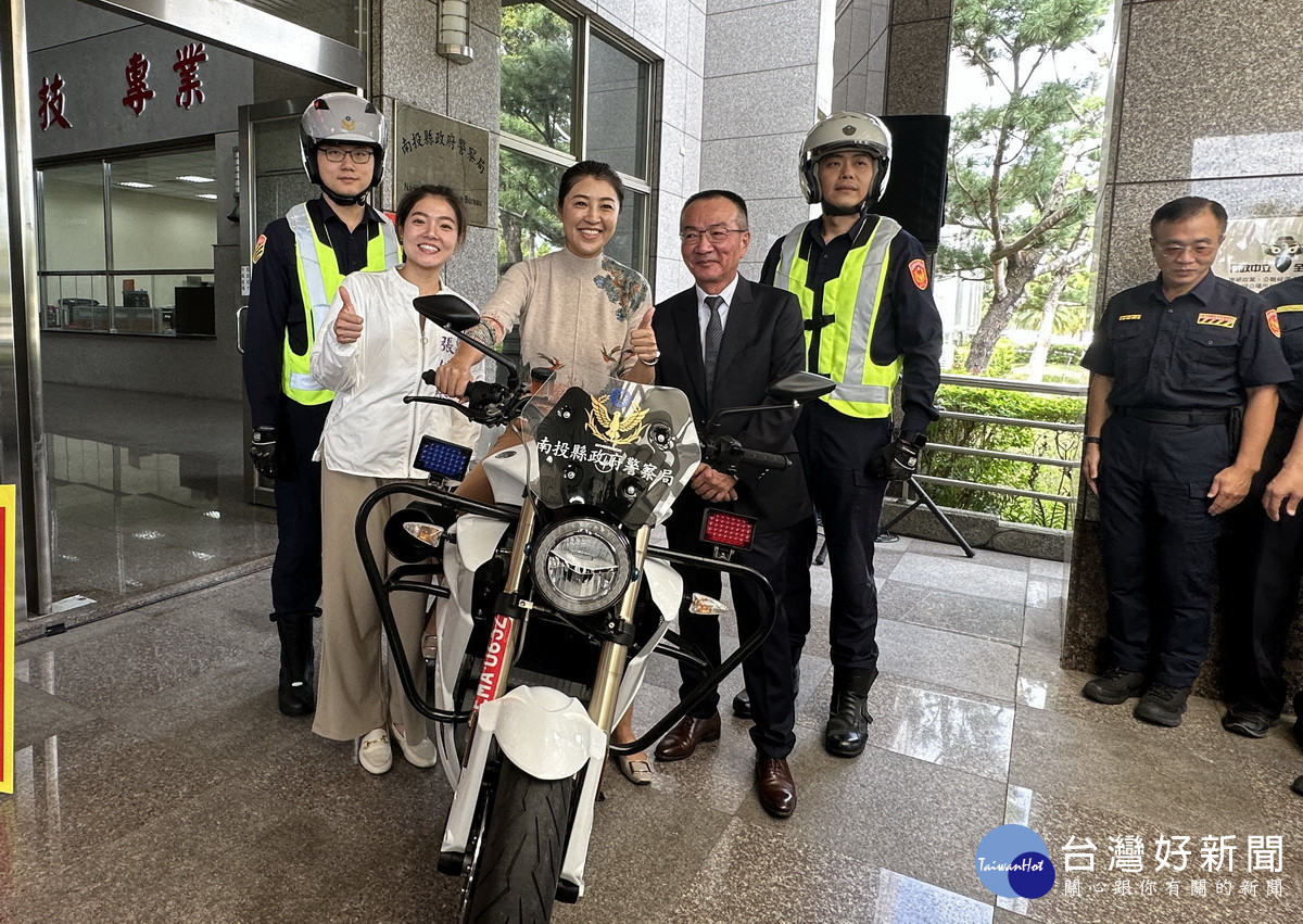 許縣長說還是專業的帥警適合騎乘。（記者扶小萍攝）