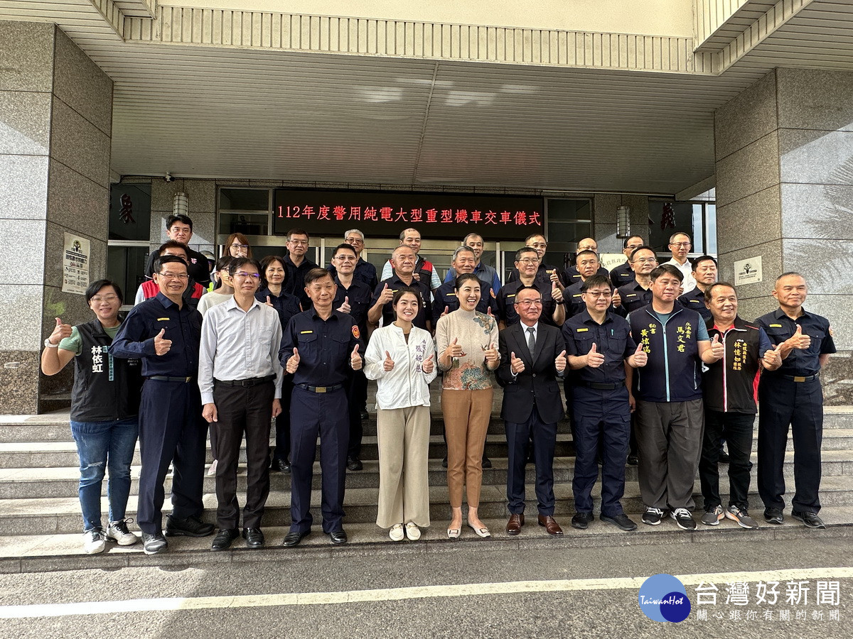 許縣長警察局長黃勝源感謝蔡董事長的捐贈。（記者扶小萍攝）