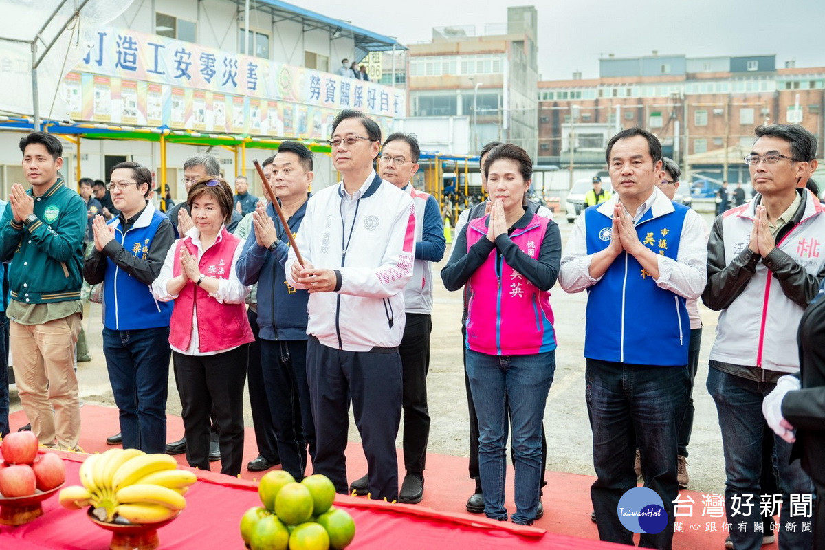 桃園市長張善政於「中壢運動公園區段徵收工程滯洪池」開工動土典禮中上香祈福。
