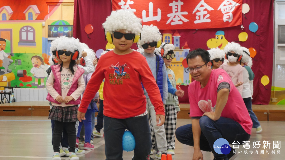 幼兒老化模擬體驗        眼茫步緩讓學童更懂老
