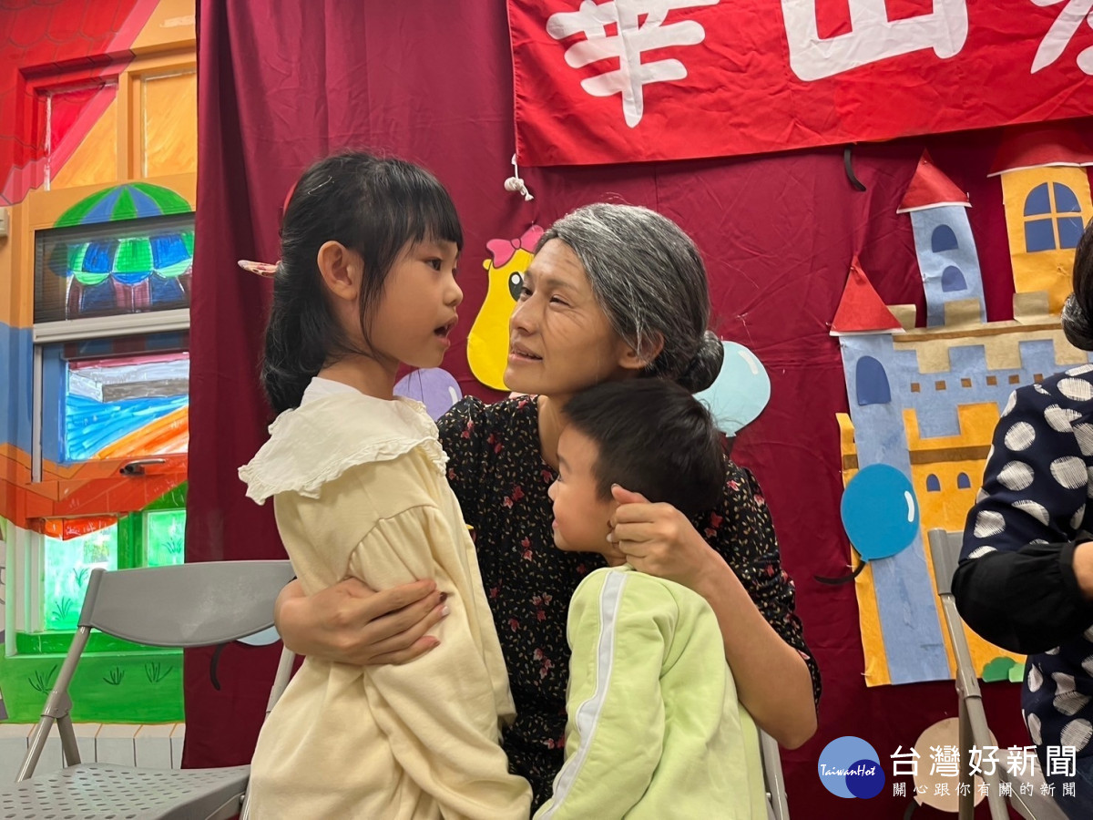 幼兒老化模擬體驗        眼茫步緩讓學童更懂老