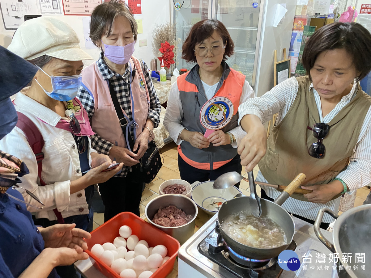 丁庭仙女士帶領學員走訪忠貞市場採買異國食材<br />
