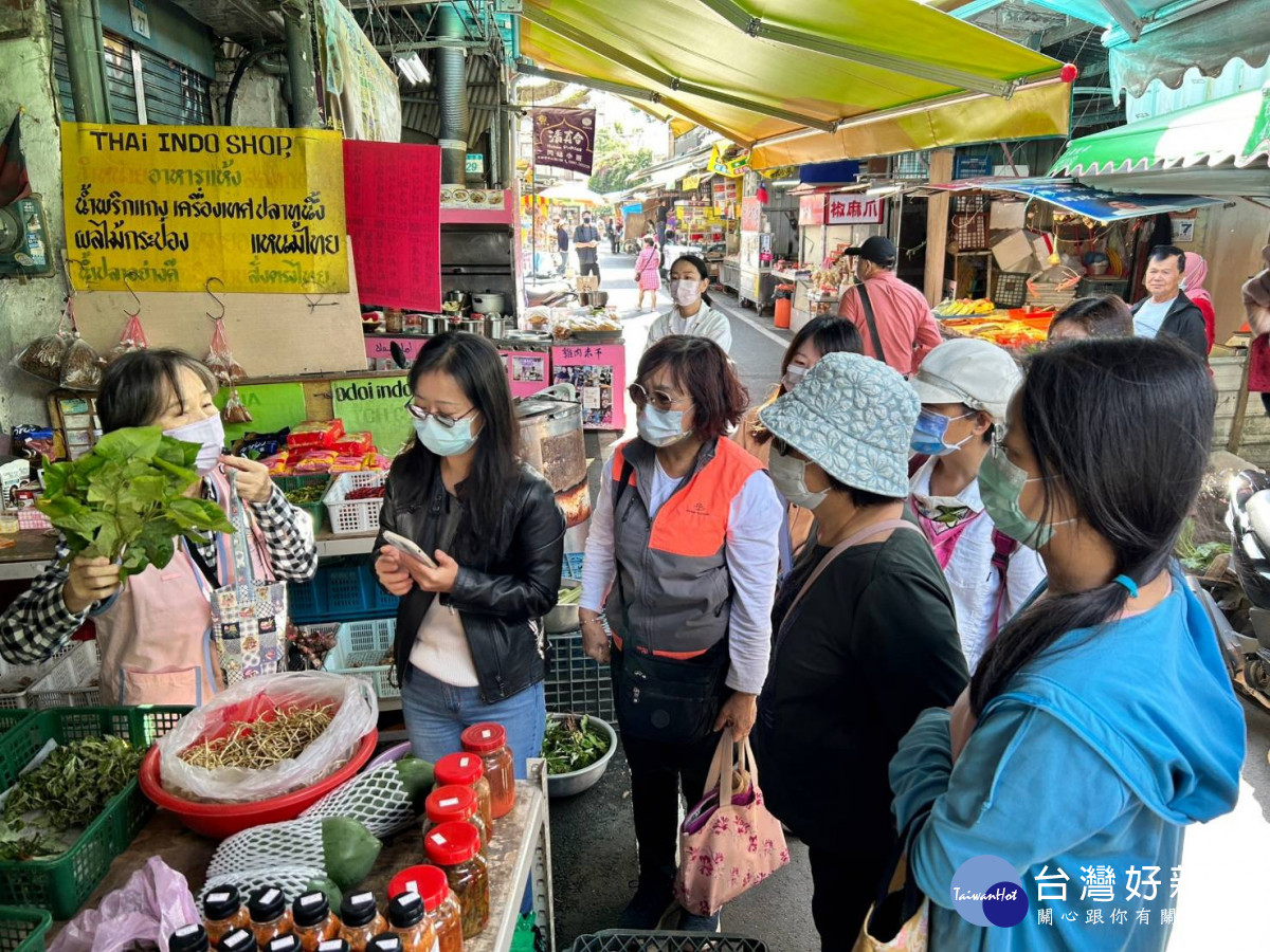 丁庭仙女士帶領學員走訪忠貞市場採買異國食材