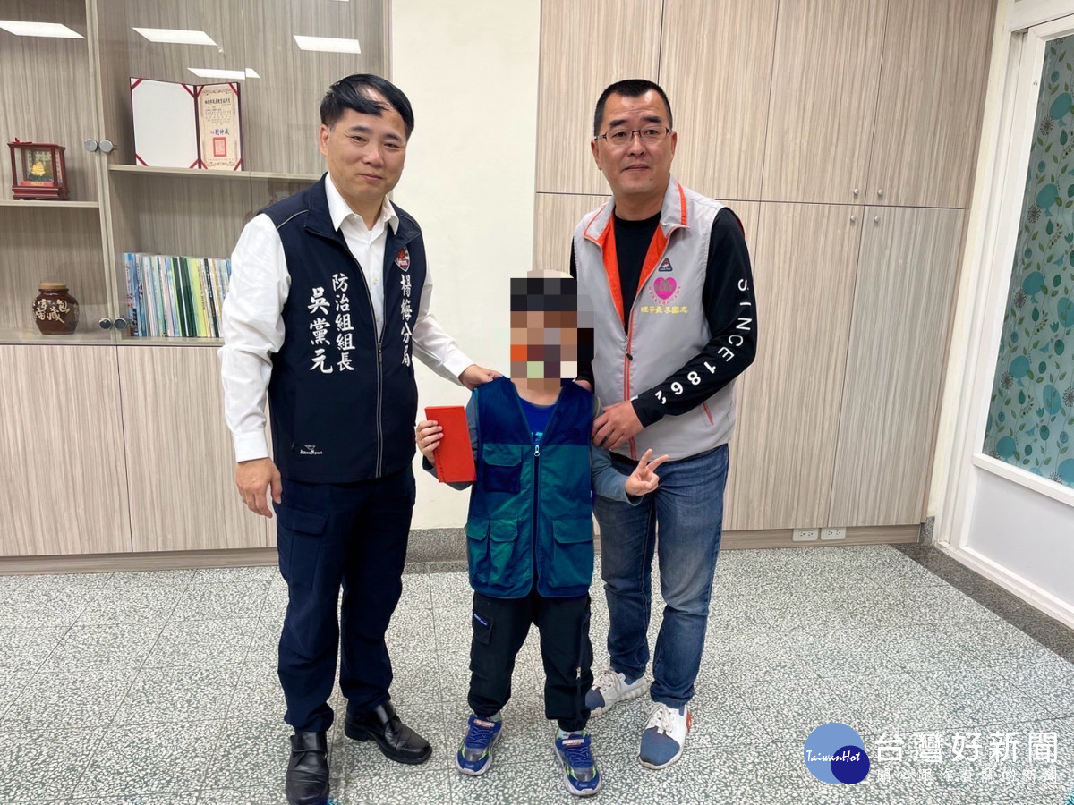 楊梅警偕桃市希望種籽行善協會，「關懷弱勢學童送愛心鞋」。