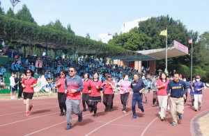 投高校長傅國樑領頭進行400公尺賽。（記者扶小萍攝）