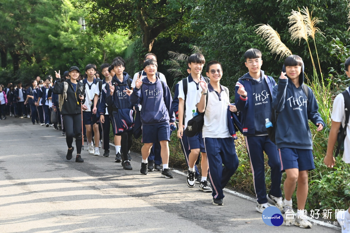 大華中學舉辦健行淨山活動，讓正面臨升學考試的國三學生藉此得以強健體能、緩解壓力、建立信心。