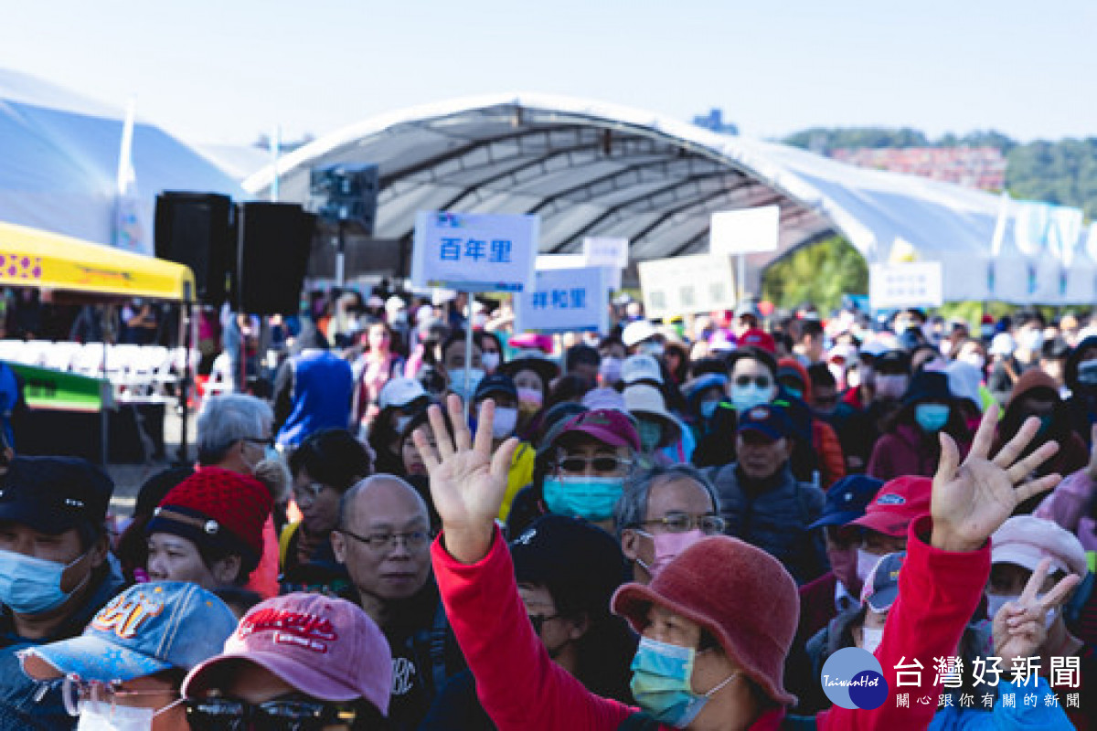 龍潭區千人健走活動在龍潭大池登場。