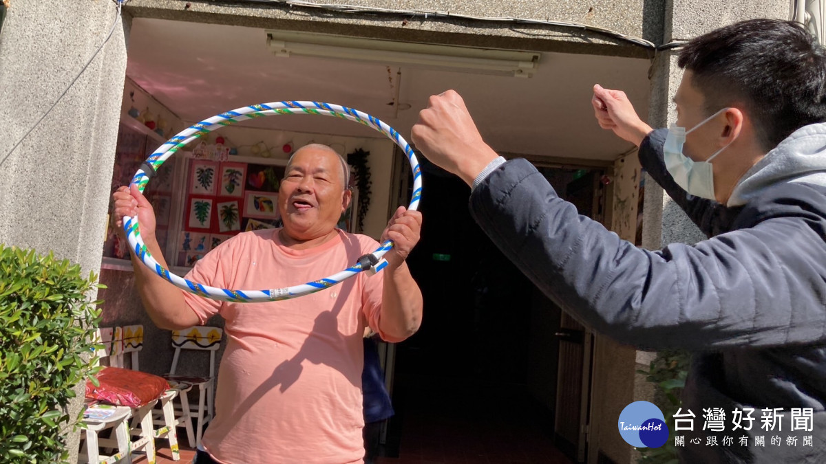 呼拉圈扭扭樂長者運動量十足
