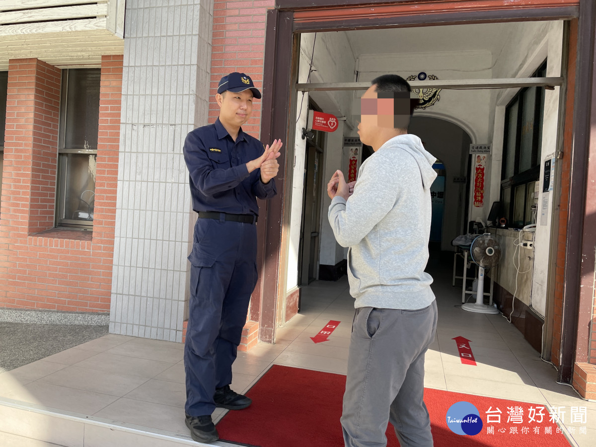 中壢分局波麗士自學手語反詐騙，宣導聽障朋友防詐騙。