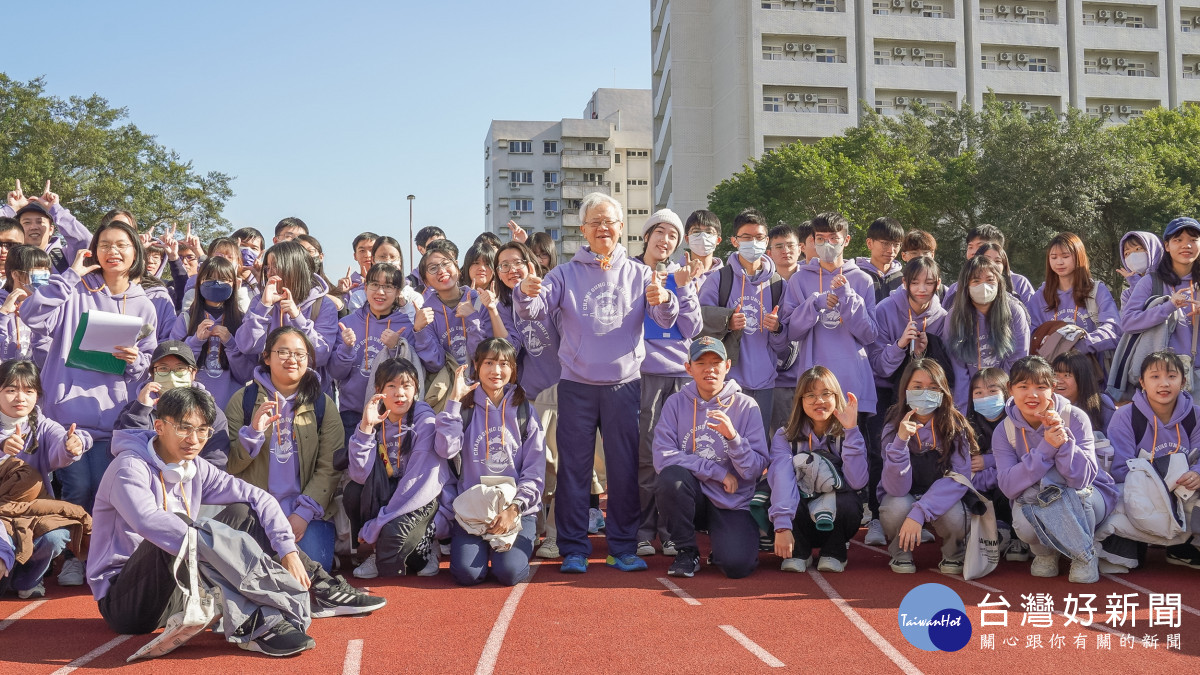 湯明哲校長(圖中)在校運會上與同學合影