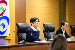 ▲愛河整治專案報告上，陳其邁要求相關局處再詳細計算流量並積極爭取中央補助、加速辦理愛河親水空間相關設計規劃工作，加強維護環境及景觀，以維持整體景觀風貌。