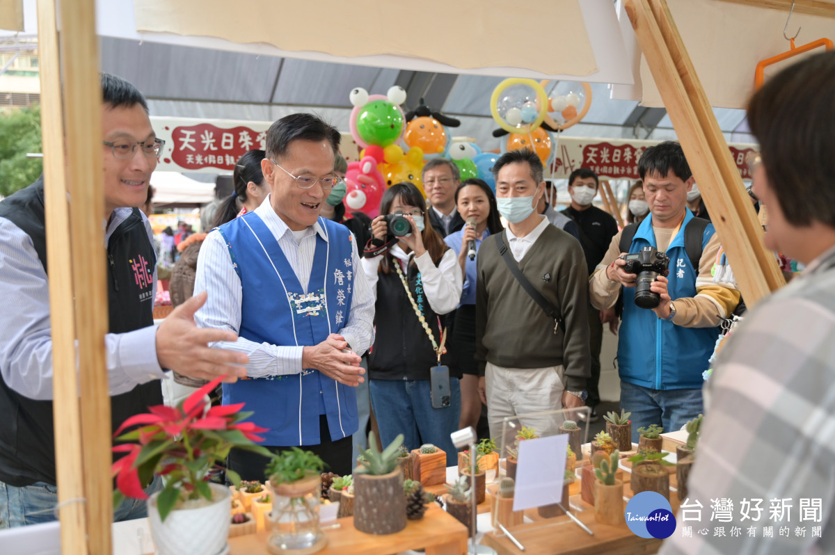 桃園市政府秘書長詹榮鋒參觀天光市集。<br />
