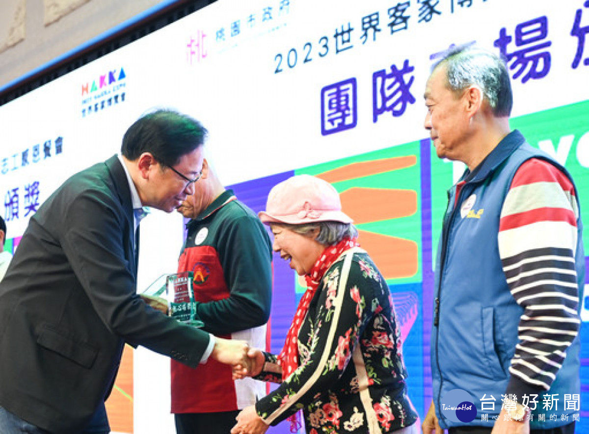 張市長頒發獎座感謝志工團體的付出。