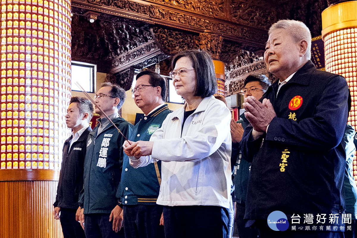總統蔡英文在行政院副院長鄭文燦陪同中，前往桃園明倫三聖宮參香祈福。