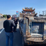 南投分局在南投市名間鄉查獲涉嫌不法載運廢土等情。（南投分局提供）