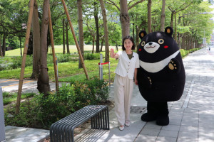 ▲高市府發言人周璟瑜攜手「高雄熊」拍攝交通安全短片，強化用路人交通安全觀念。