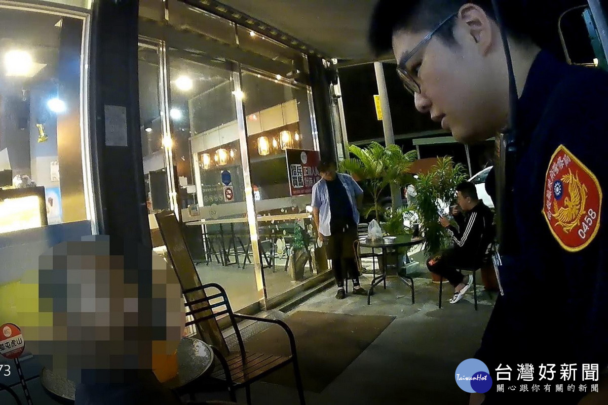 員警耐心詢問。（草屯分局提供）