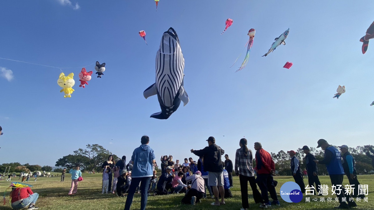 30米的藍鯨最大風箏領軍，以及狐狸、貓咪、章魚等串聯型風箏升空，將湛藍天空妝點得活潑熱鬧。
